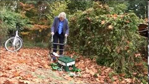 Bennie Jolink laat een kratje Grolsch van z