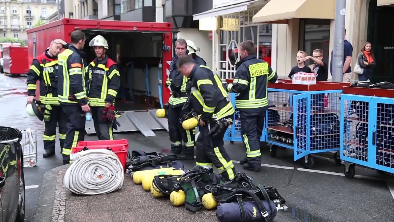 Großeinsatz bei Kellerbrand in Wiesbaden - Feuerwehrfrau bei Atemschutznotfall verletzt