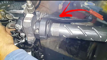 Onde regula o acelerador da moto?