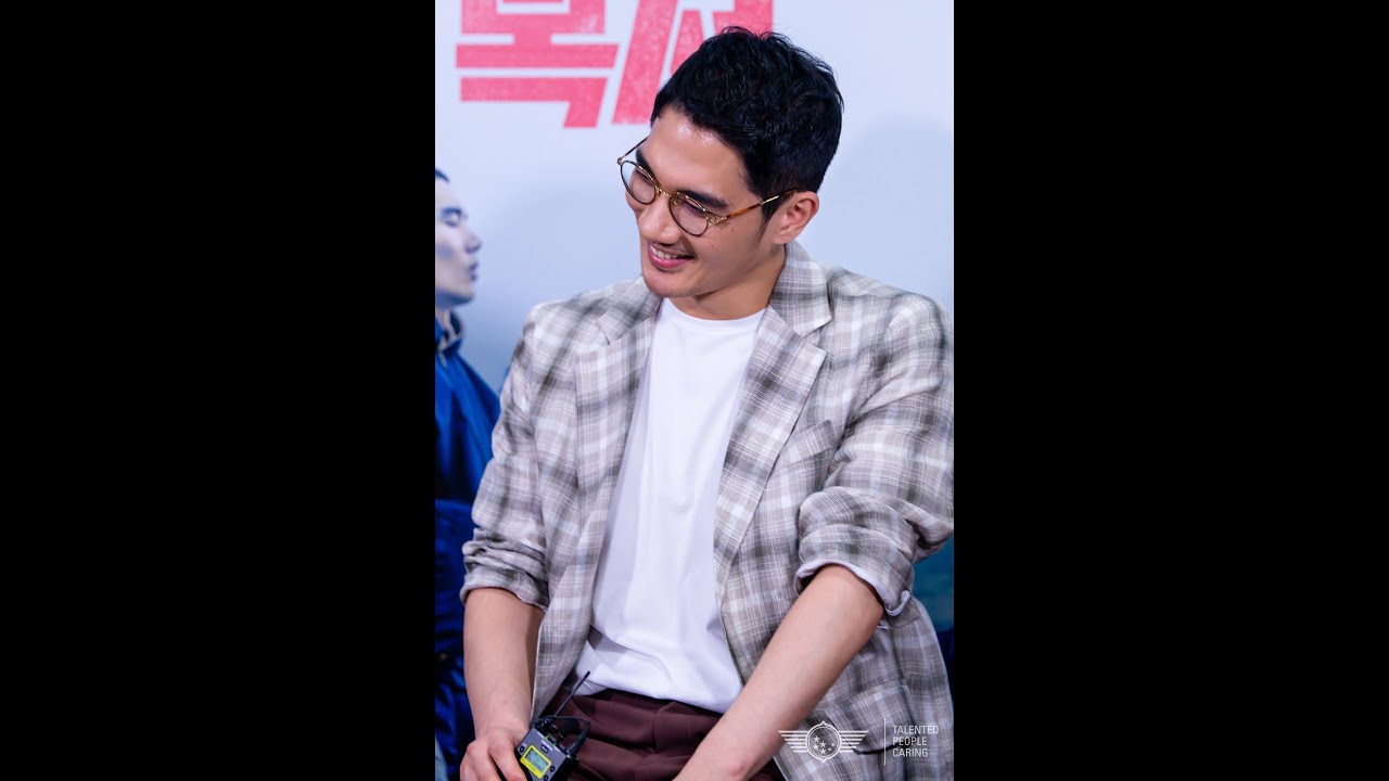 웃느라 정신없는 엄태구