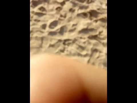 Minha irmã tomando banho de mar