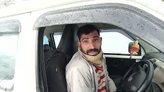 Eeco gadi barf main slip kar rahi hai