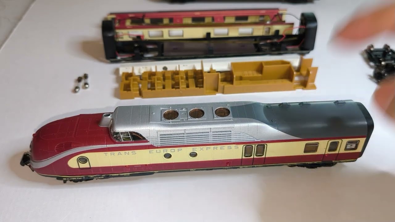 Einbau schaltbarer Innenbeleuchtung in Roco VT11.5