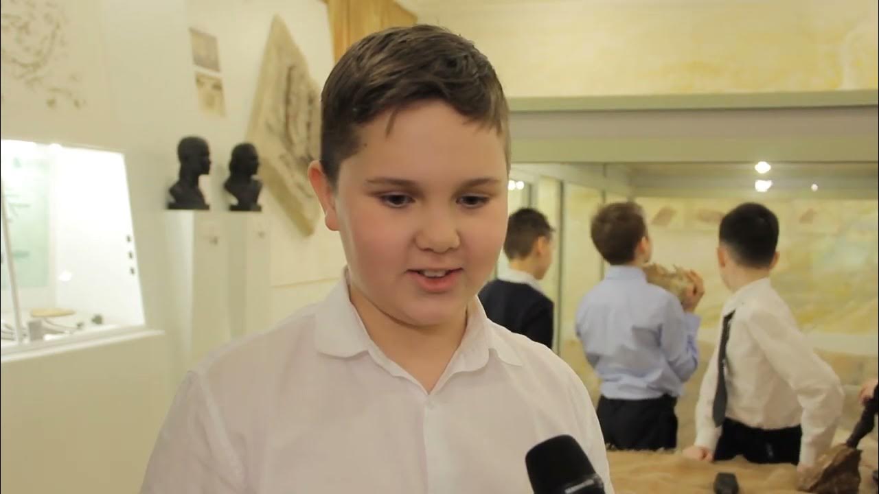 Логопед и ребенок. Школьники в классе. Школьник и дошкольник. Дизартрия у детей что это. Девочки младшего школьного возраста.