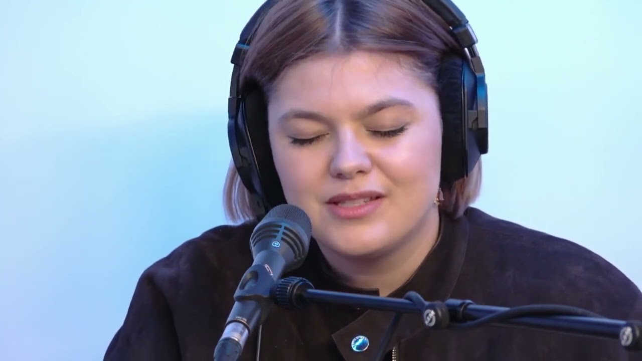Louane - Secret (live sur Europe 1)
