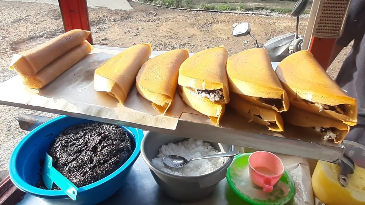 Martabak Manis atau Kue  Terang Bulan Langsung Di Pinggir  