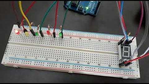 Atividade 04 - Semáforo com display de sete segmentos