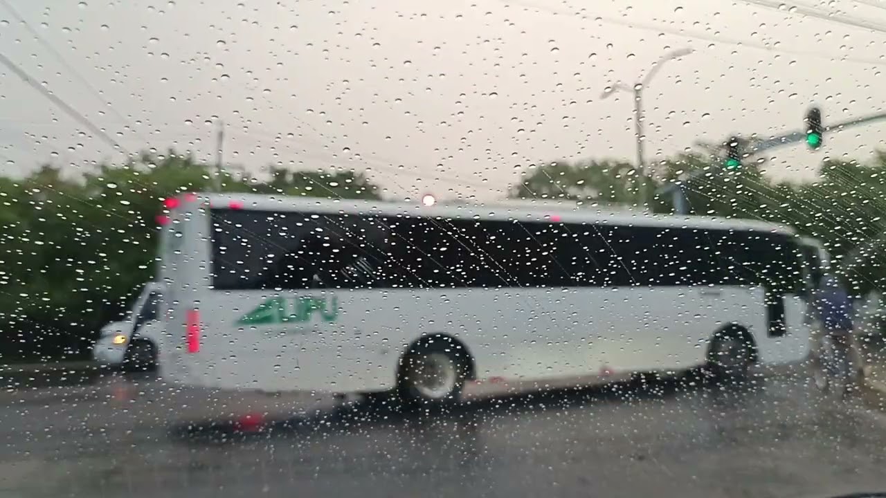 Lloviendo en Cancún México.
