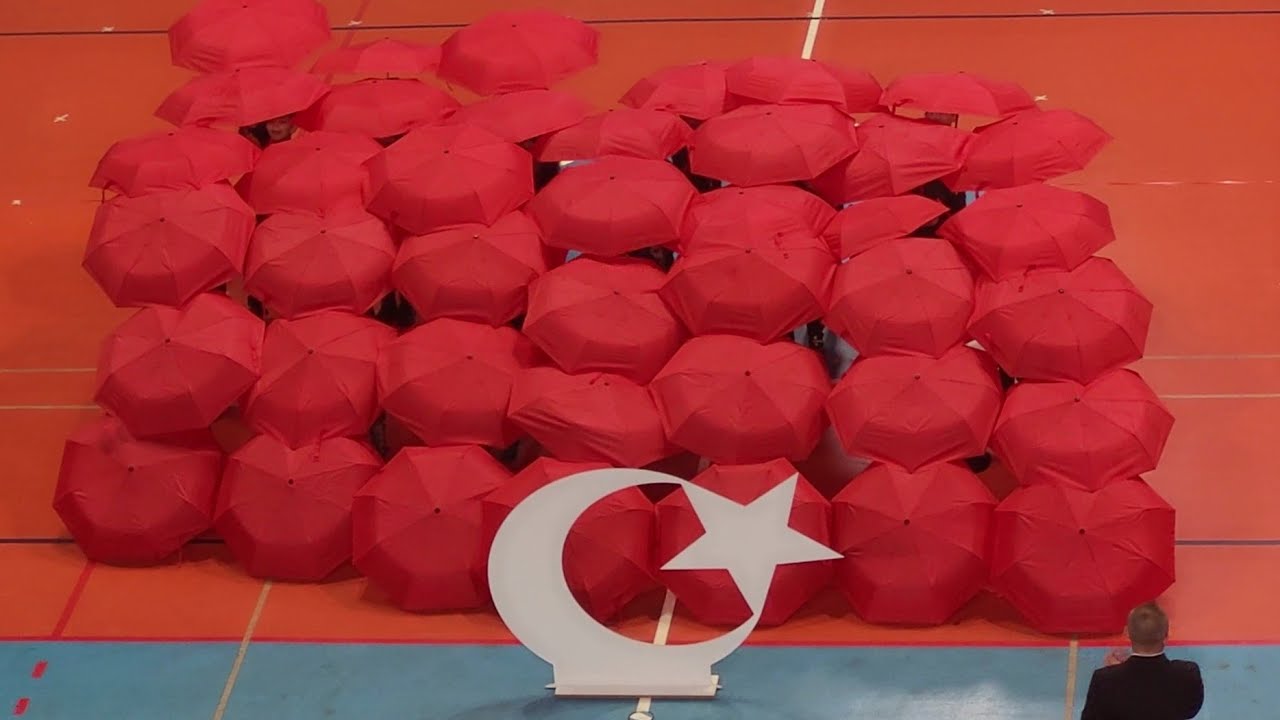 İzmir'in Dağlarında Çiçekler Açar 🇹🇷 Şemsiyeli Muhteşem karografi 🇹🇷 İzmir Marşı 23 Nisan Gösterisi