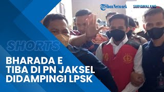 Bharada E Tiba di PN Jakarta Selatan untuk Jalani Sidang Perdana, Didampingi LPSK dan Dikawal Ketat Bharada E Tiba di PN Jakarta Selatan untuk Jalani Sidang Perdana, Didampingi LPSK dan Dikawal Ketat