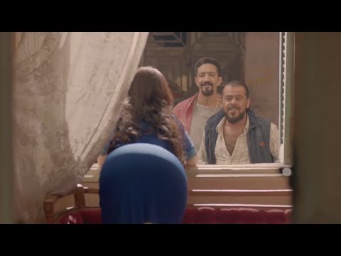 واقفه في البلكونة بقميص النوم عشان تغري الرجاله اللي في المنطقة