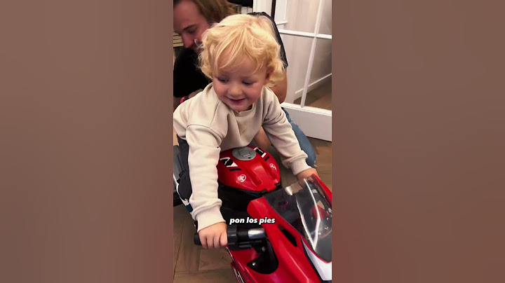 SU PRIMERA MOTO!!  HACE WHEELIES con 1 año!! #hijos #moto