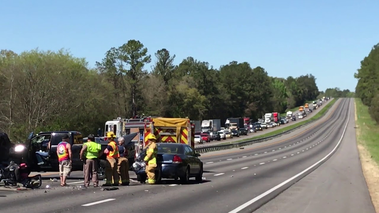 Fatal accident shuts down I-75 - YouTube