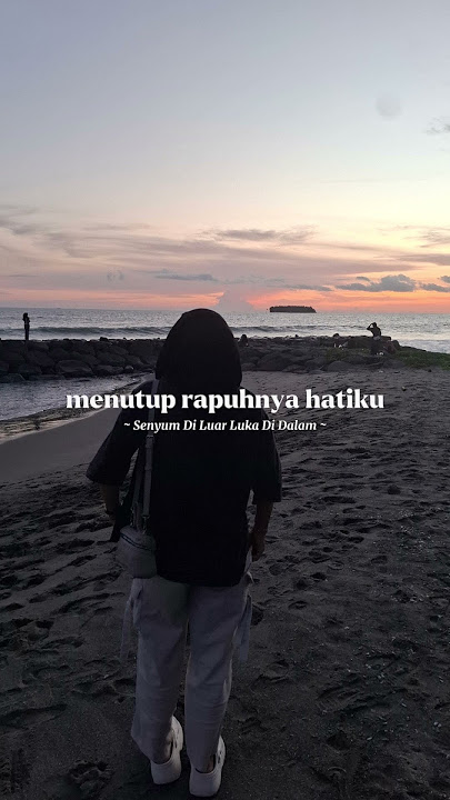 senyum di luar luka di dalam