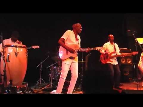 Oliver Tuku Mtukudzi - Ndima ndapedza live in Minneapolis