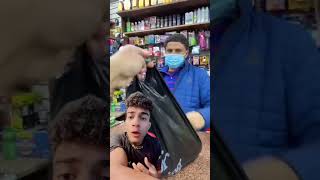 الولد راح اشتري بيبسي مع شيبسي من السوبرماركت - عشان يساعد الناس الفقيرة 