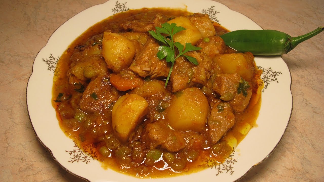 Грах с картофи и свинско месо Spezzatino con piselli e carne