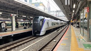 353系S117編成特急かいじ39号甲府行きが新宿駅に到着するシーン