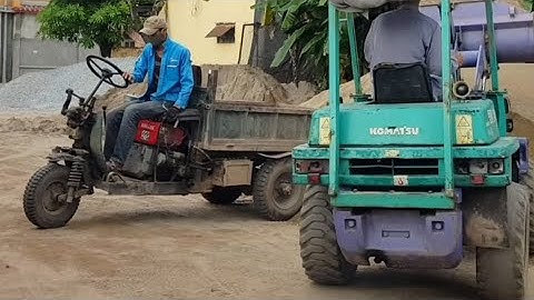 Máy xúc komatsu múc cát lên công nông ba bánh