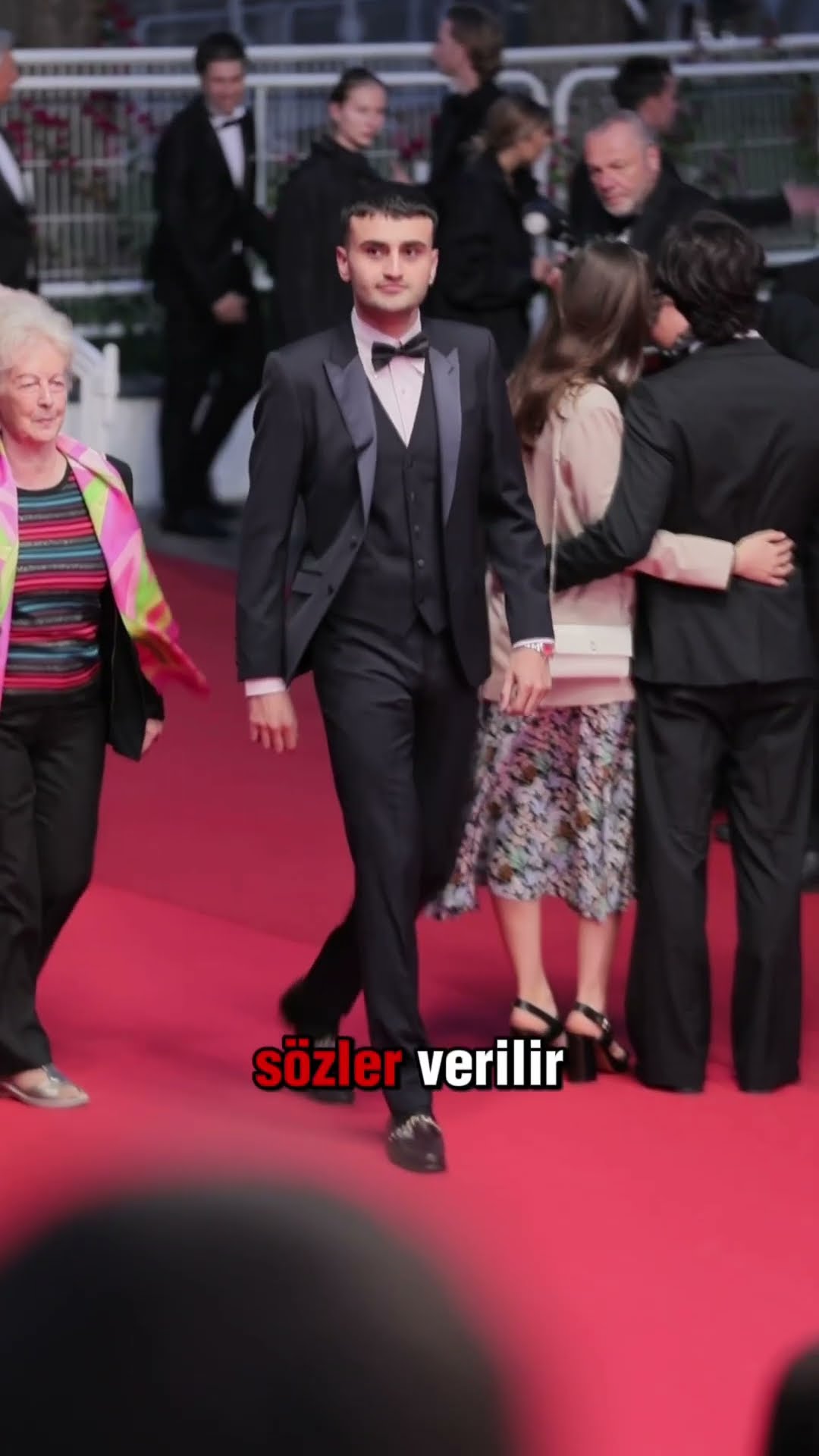 Czn Burak En Güzel Bağ Sevgi Midir? #cznburak #shorts