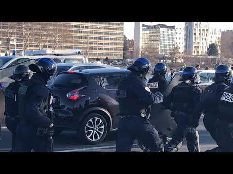 Lyon gilets jaunes acte 14 : un véhicule de police pris à partie sur l'autoroute