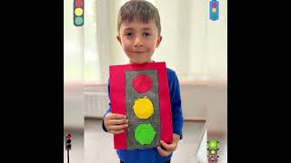 Semafori flet me sy,më jep urdhër mua dhe ty.