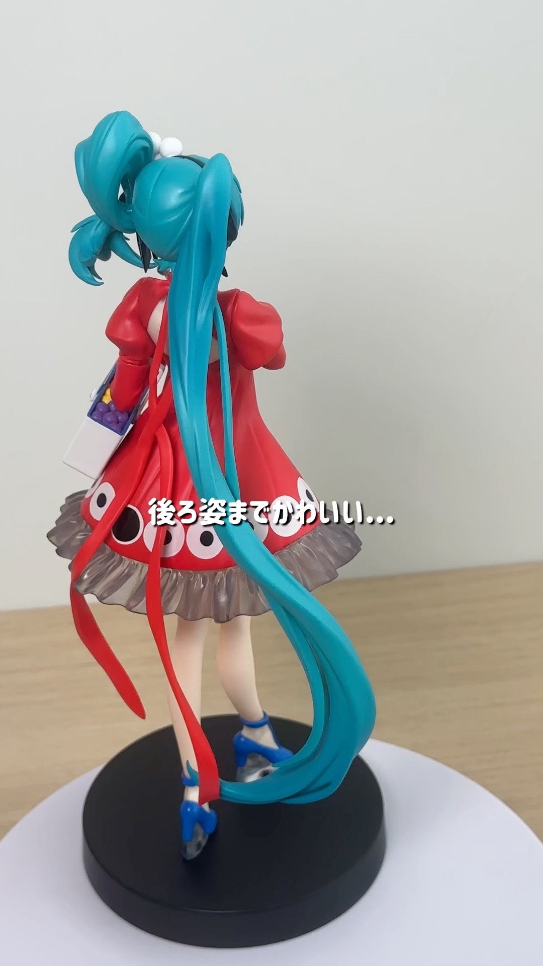 初音ミク公式YouTubeのオリジナル楽曲「プシ」のビジュアルのミクが