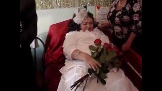 не попал жених в губы невесты,зато +розы поцеловал. не попал жених в губы невесты,зато +розы поцеловал.