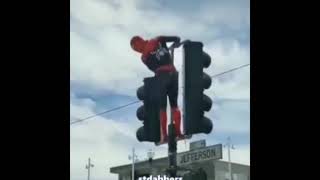 Человек паук танцует на светофоре 1час
