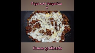 papas con longaniza y queso gratinado