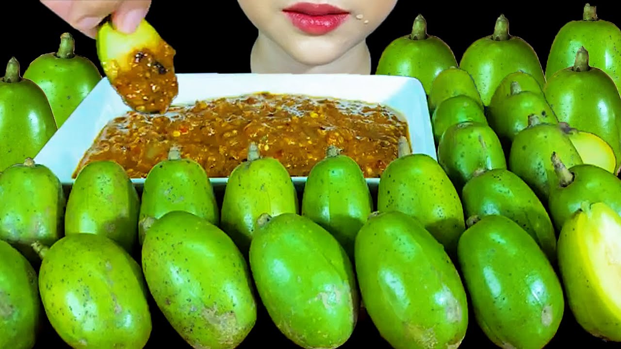 EATING FRUITS||AMBARELLA ( HOG PLUM )WITH SPICY MACKEREL FISH SAUCE MUKBANG FRUITS ( CRUNCH SOUNDS )