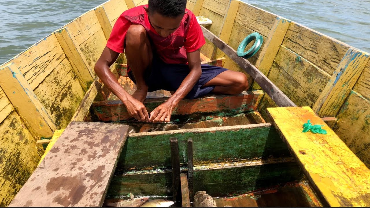 TRADITIONAL FISHING STYLE BORNEO