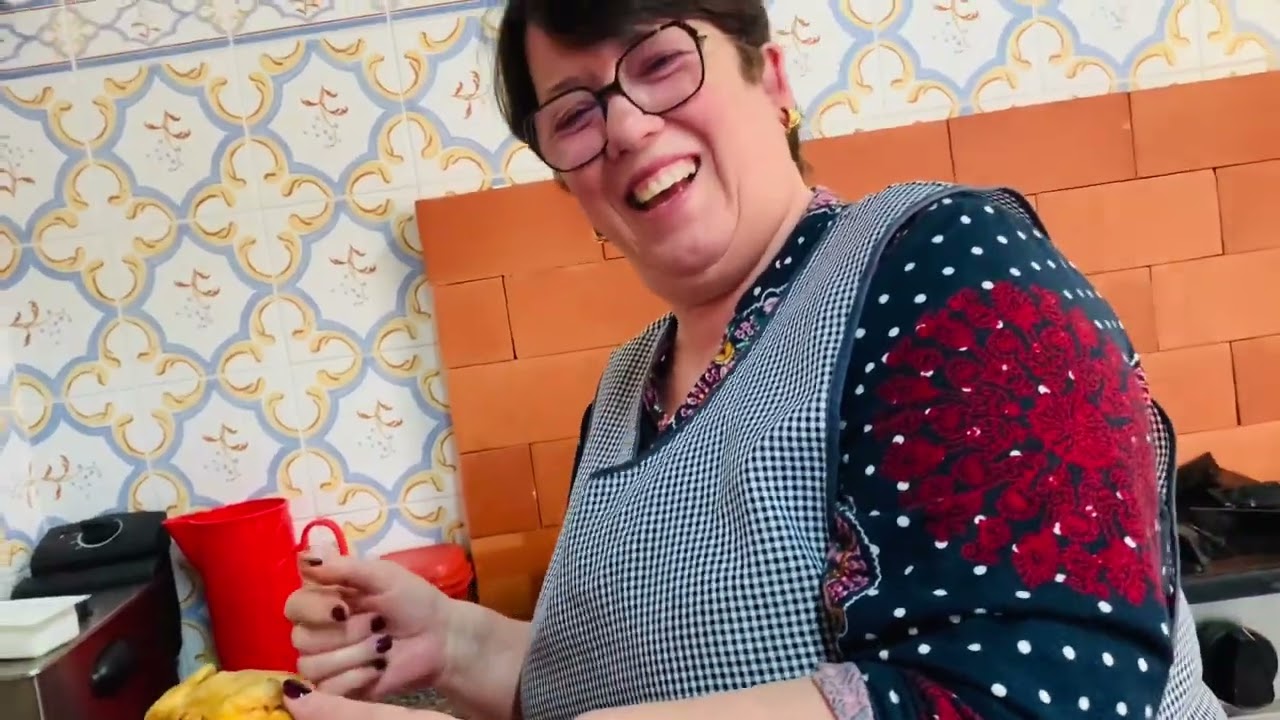 Na cozinha com a Irmã a lhe por Doida Enquanto ela Cozinhava …o Almoço Estava Divinal