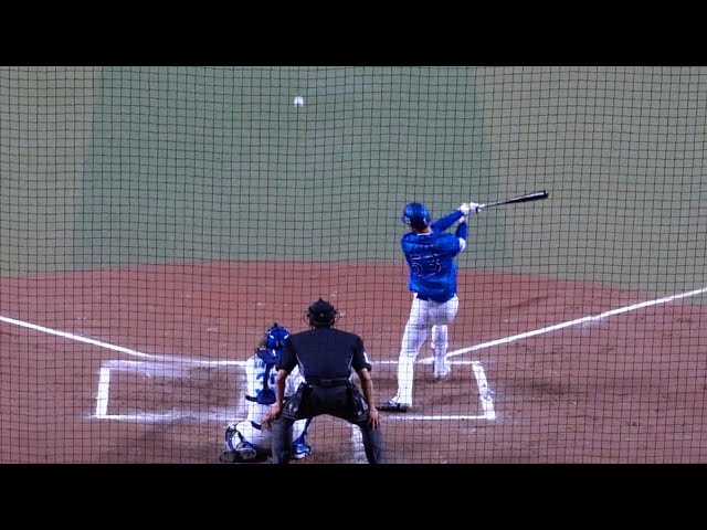 中川颯プロ初ヒット】やったぞ！記念ボールを渡せず焦る小笠原と中田翔