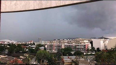 Marseille : un éclair illumine le ciel tout près de la Bonne-Mère