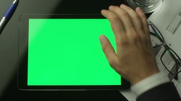 businessman using tablet pc with green screen which lying on the table top view n1ggykji  D