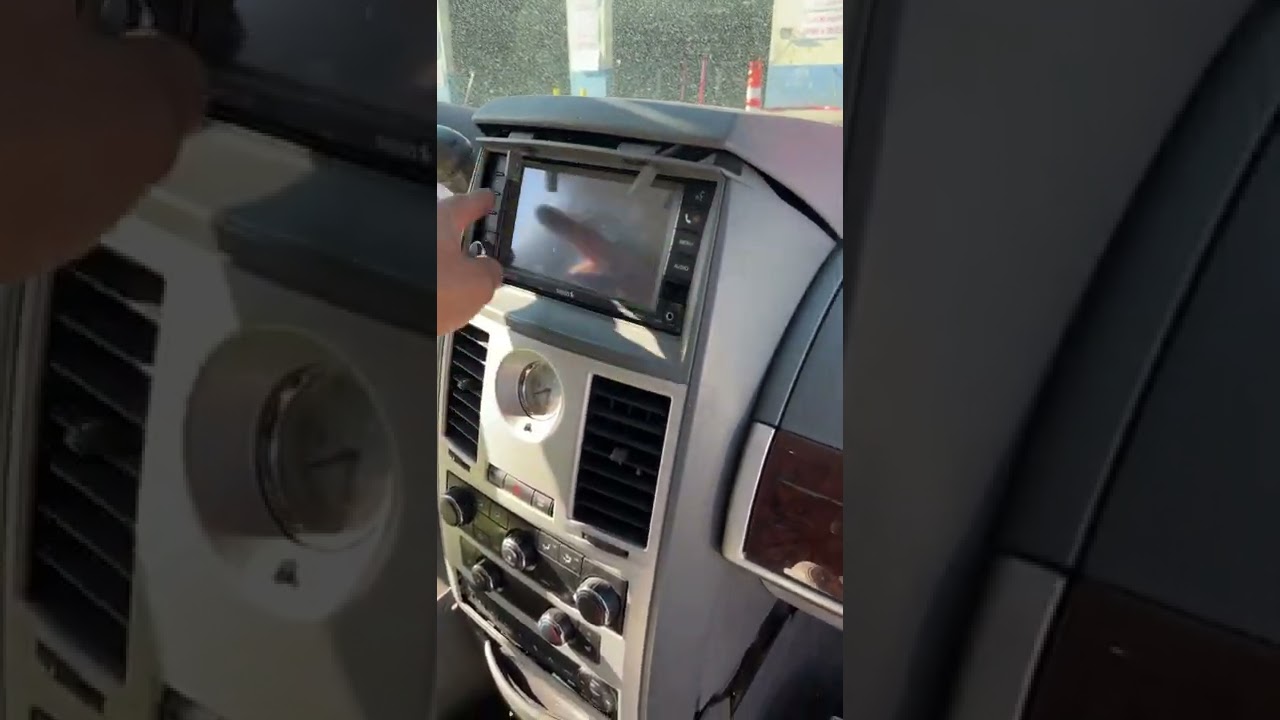 Chrysler Town & Country 09 Radio removal, removiendo el radio