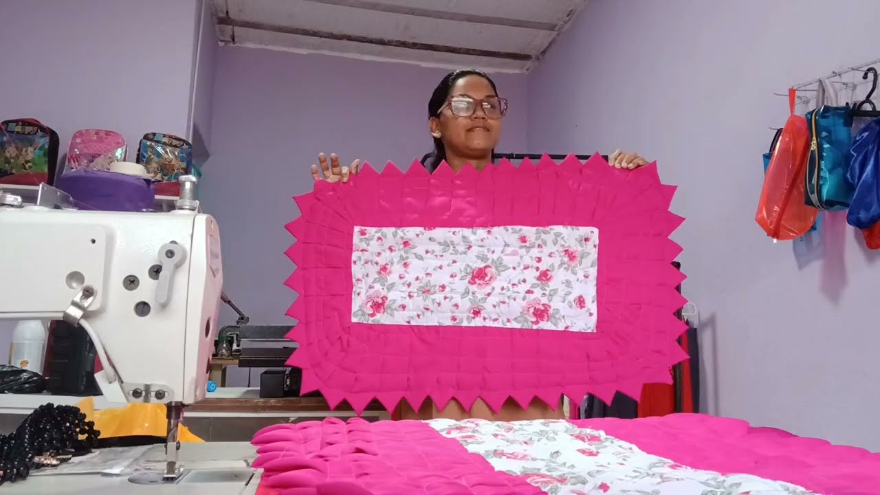 Mostrando meus tapetes de retalhos e costurando uma cortina.