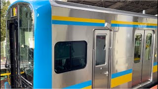 E131系1000番台ﾅﾊT1編成（トップナンバー）が各駅停車扇町行きとして鶴見駅3番線を発車するシーン（2024.1.7.8:09）