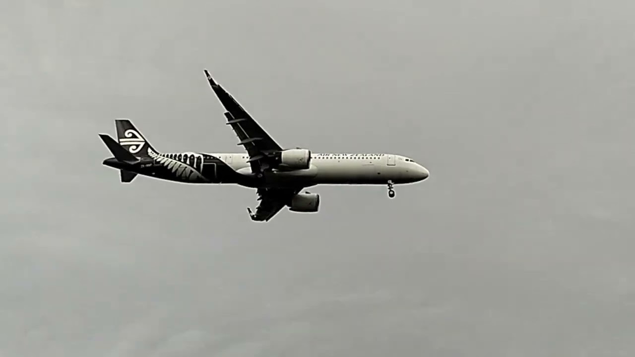 Out & About AirNZ 🌿 NZ187 AKL-OOL RWY32 ZK-NNF A321Neo