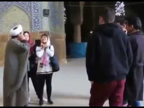 اذان گفتن به زبان چینی توسط یک روحانی