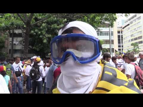 Bombas de excremento contra policías en Venezuela