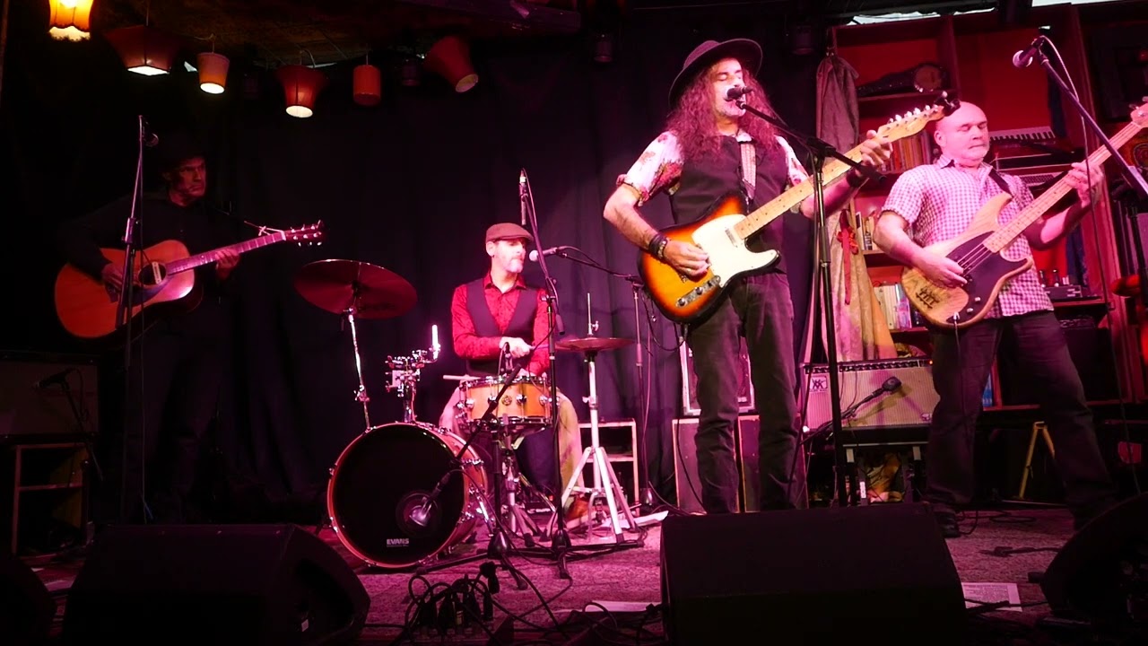 Wayfaring stranger - The Dreamlanders – Smiths Alternative book shop Canberra CBD