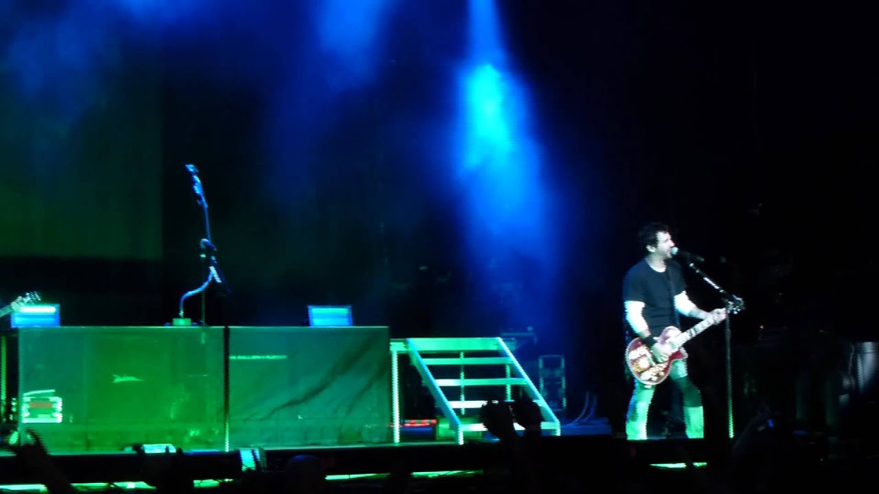 Godsmack - Straight Out Of Line (White River Amp, WA 7/12/11) auf YouTube ansehen Godsmack - Straight Out Of Line (White River Amp, WA 7/12/11) auf YouTube ansehen