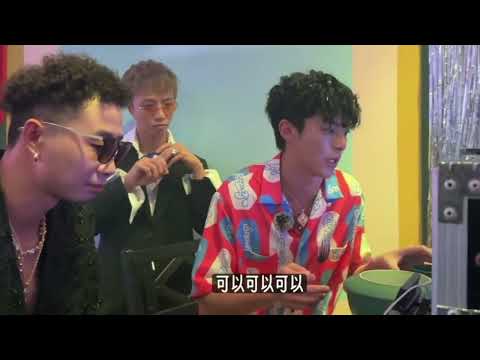 君哥误入棣导的mv拍摄现场，一切都显得温馨且…搞笑… 君哥探班还给棣棣投喂…不愧是暖心大哥（爸爸）#dylanwang #王鹤棣 #王传君  #海边探戈mv  #dylan