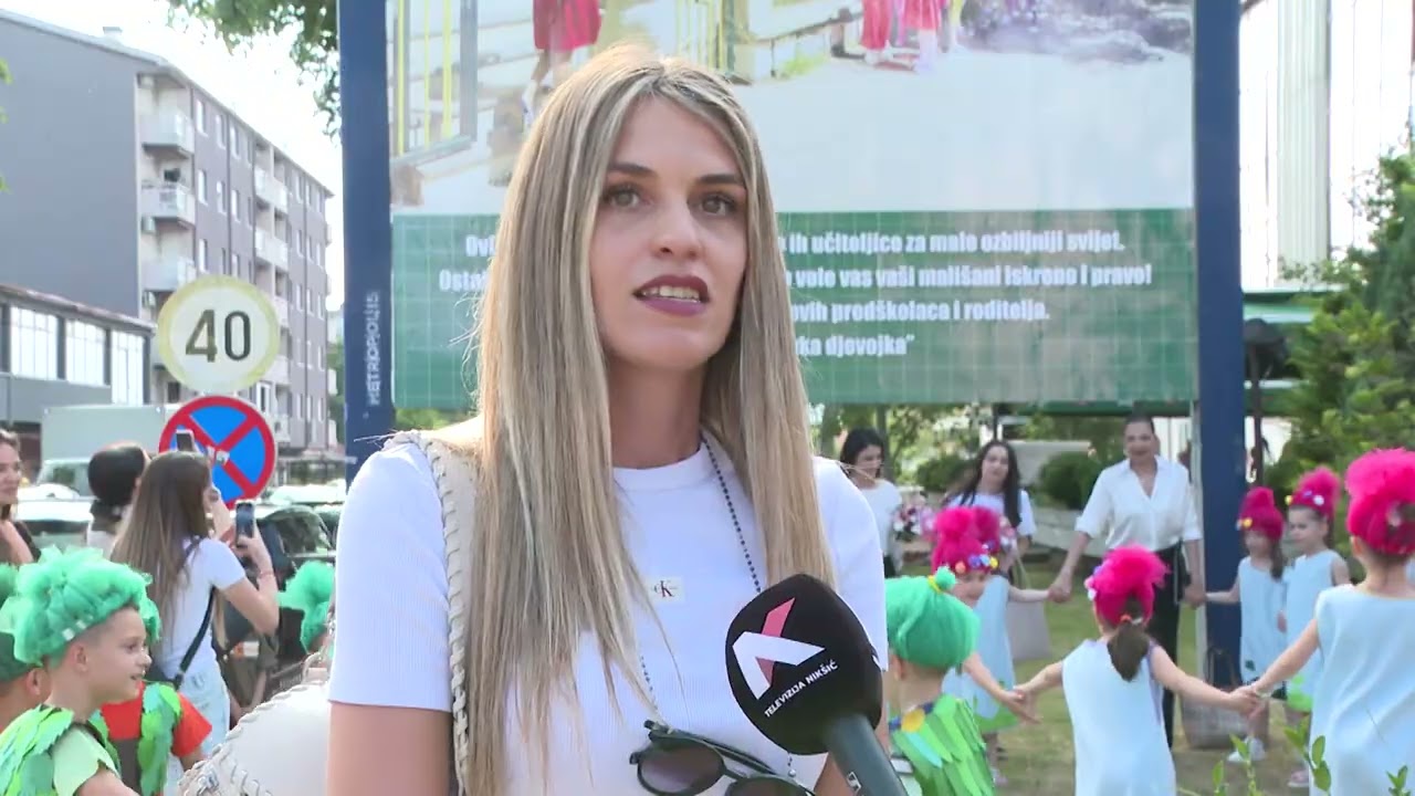 Nikšić: Emotivnom porukom na bilbordu mališani se zahvalili učiteljicama