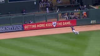 The outfielder Bradley Zimmer of the Indians is thrown into the sky to steal a double in space.