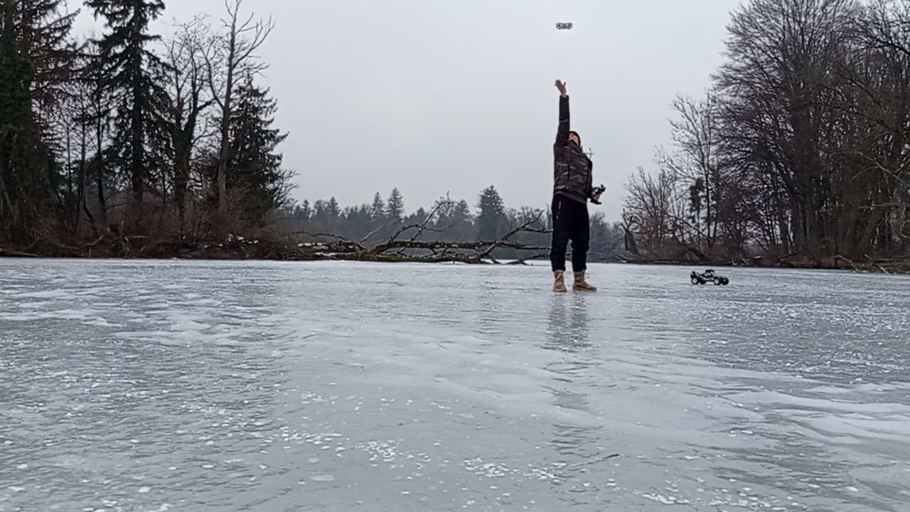 Eis Ballett am zugefrohrenenn Leopoldskroner Weiher mit RC Auto Reeley Dune Fighter