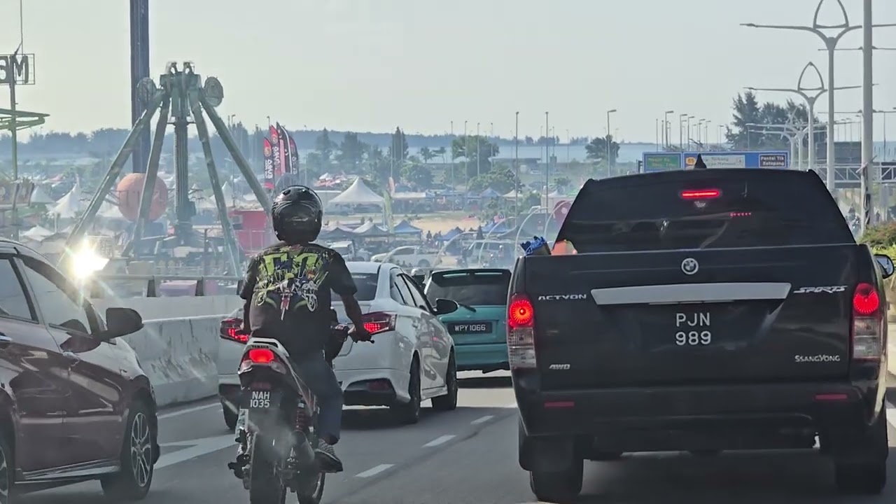 Suasana Sempena RXZ MEMBERS 7.0 2025 di laluan Jambatan Angkat ke Pantai Seberang Takir. Sesak