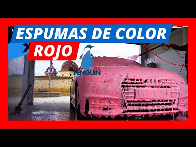 Lavar El Coche Rojo Con Espuma Activa En El Servicio De Lavado De